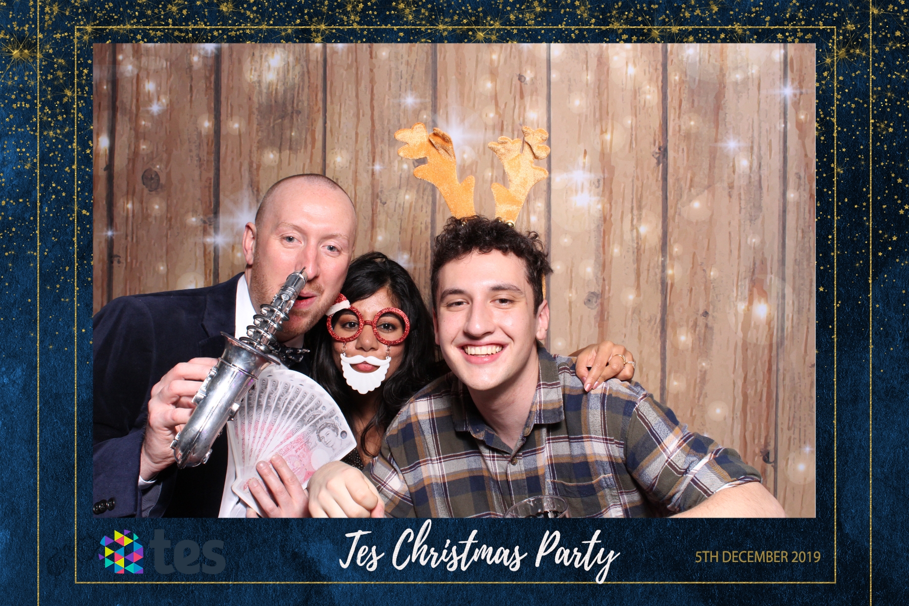Tes Christmas party  | View more photos from the event at gallery.magicimages.uk/u/MagicImages/Tes-Christmas-party